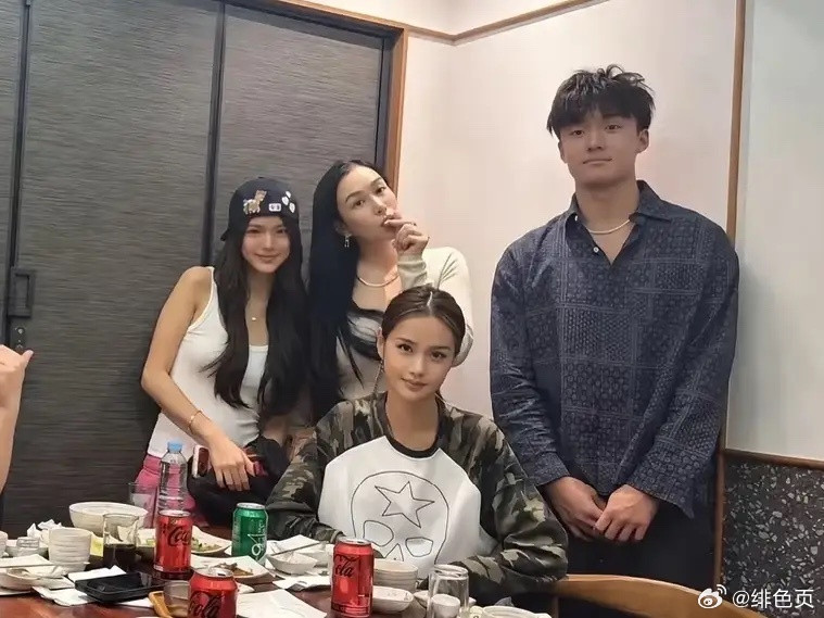 钟丽缇张伦硕带二女儿的男朋友，一起家庭旅行！最右边这个高高帅帅的男孩子，就是Jaden的男朋友，她们