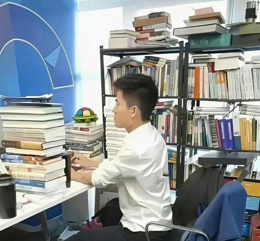 左边是董宇辉的办公室，右边是俞敏洪的办公室，说明什么