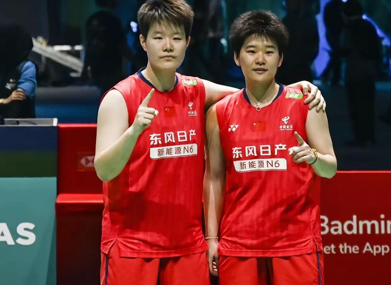 亚运会羽毛球女团半决赛第二盘女双，世界排名第一的囯羽组合刘圣书/谭宁，不负众望，