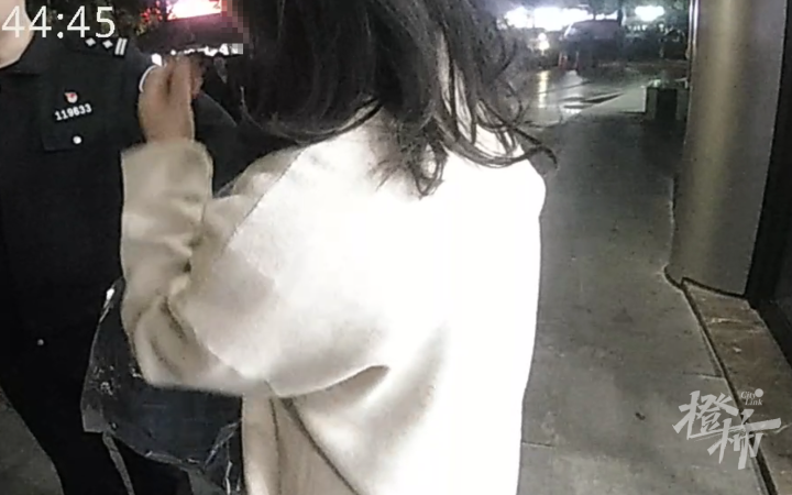 新买的快递放家门口转眼被盗? 杭州女子一个操作让嫌疑人主动送上门