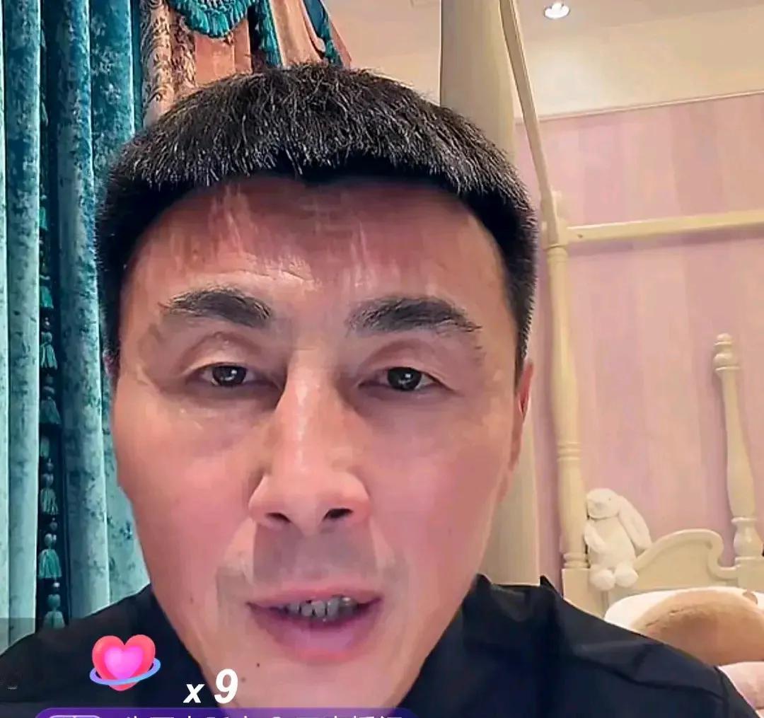 前国脚李玮锋在直播时爆了一个料。李玮锋透露，当年米卢在国足上任后，其实球队内部