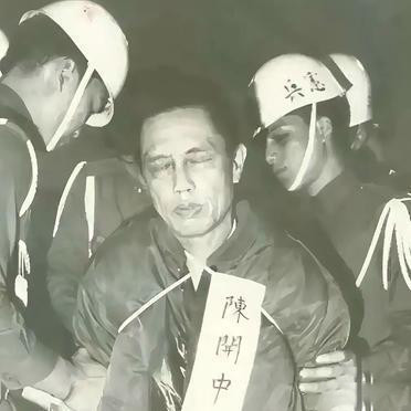 1949年10月24日深夜，金门岛北岸传来木帆船搁浅的刺耳摩擦声。29岁的2