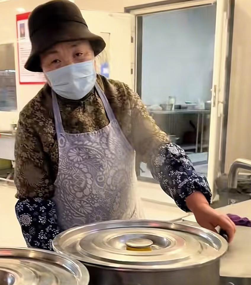 刘强东的妈妈真的太朴实了，儿子可是亿万富翁，本应该在家里享清福，打打牌搓麻将，非