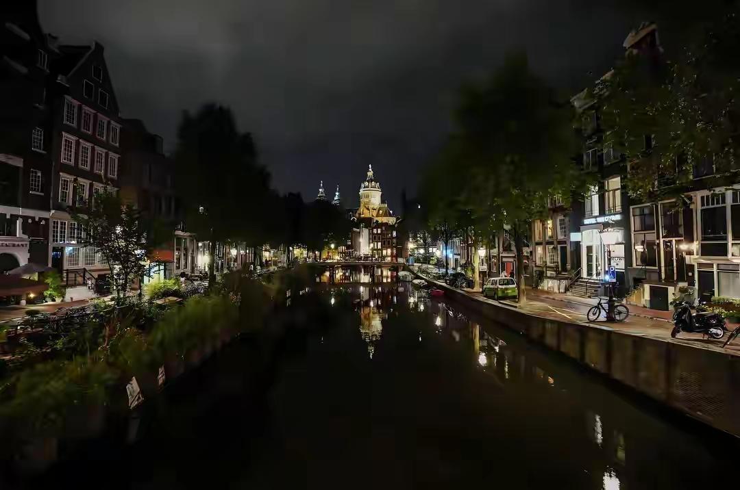 荷兰人自己都懵了：当初让色情产业合法，真不是为了开放，是被逼的。可谁能想到，