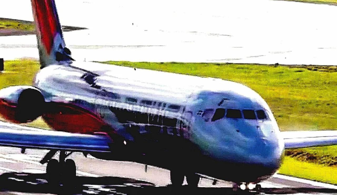 1964年8月，一名中国籍旅客在瑞士航班上，快速从贴身衣袋里掏出两页绝密文件，用