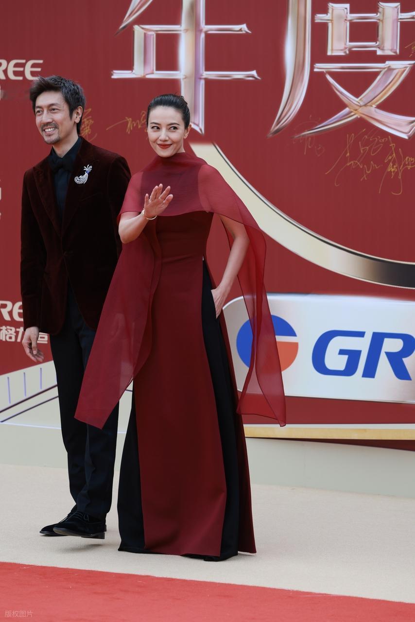 最近高圆圆亮相珠海，她这次穿了一件红色的纱裙，看上去特别的靓丽。高圆圆的身段