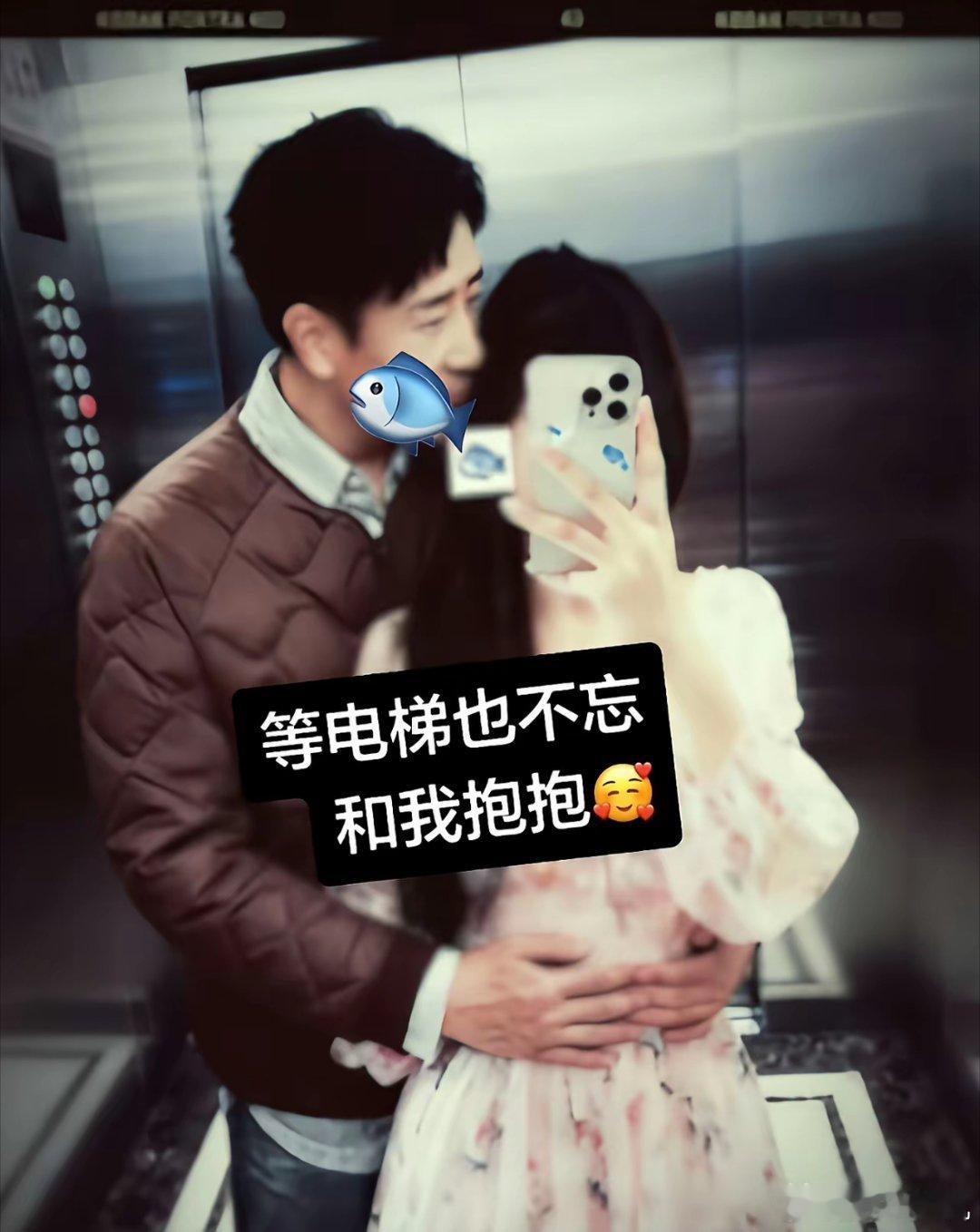 近日，一名女网友晒出了大量和于和伟的亲密照片，有在电梯里拥抱的，还有在车上手牵手