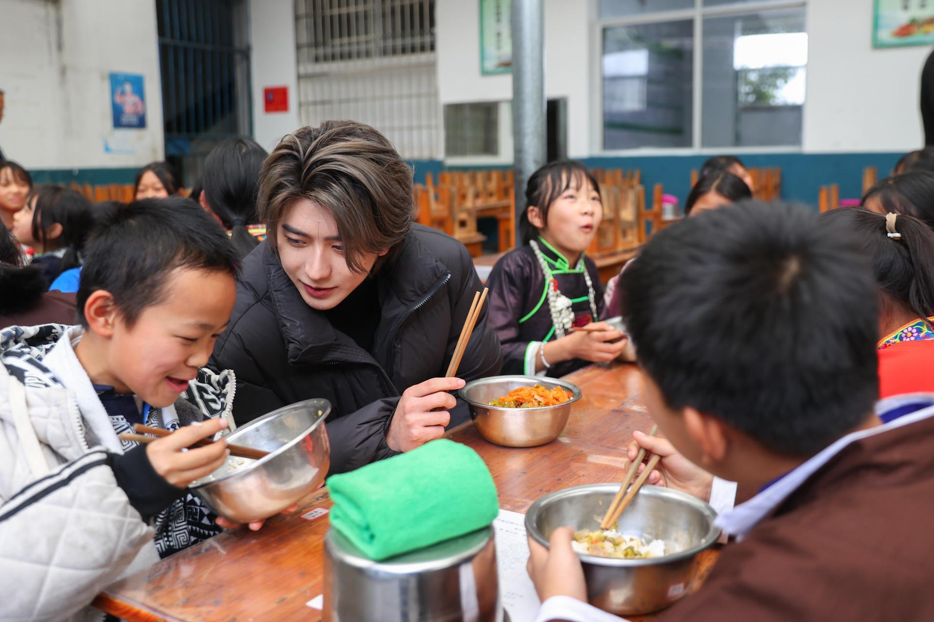 蔡徐坤也太帅了吧。这脸把金城武爆出宇宙了