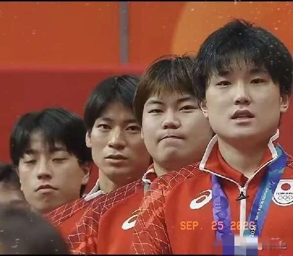 真是越来越看不懂张本智和了在亚运会3:2战胜国乒后，除了表达获胜的喜悦外，还做