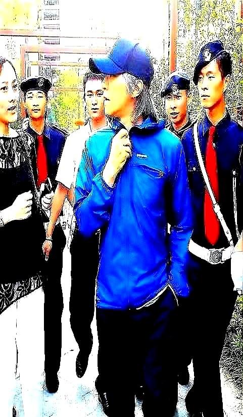 冯小刚估计到今天都没想明白——当年为攒交情，二话不说去《功夫》演鳄鱼帮帮主，结果