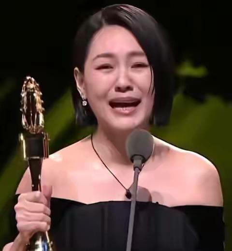 “姐姐真的来了！”山东icon，10月17日金钟奖颁奖夜，小Sicon手握奖杯泪
