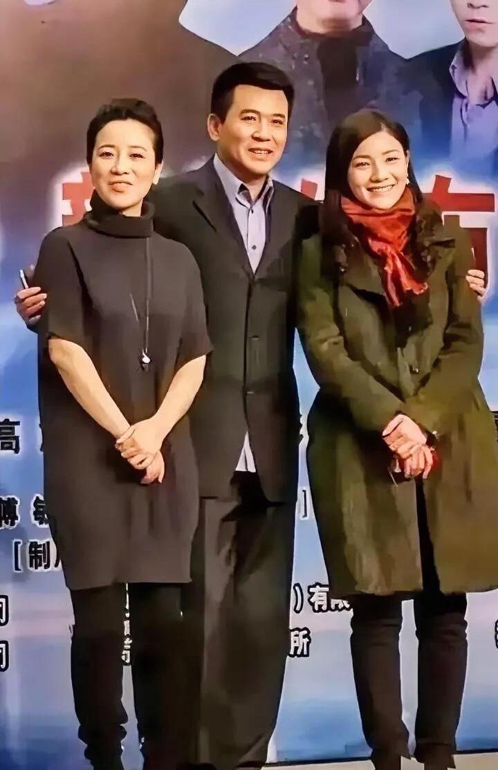 这是早年间三位明星们的一张合影，穿绿色外套的是演员胡可，她的笑容好迷人，长相又有