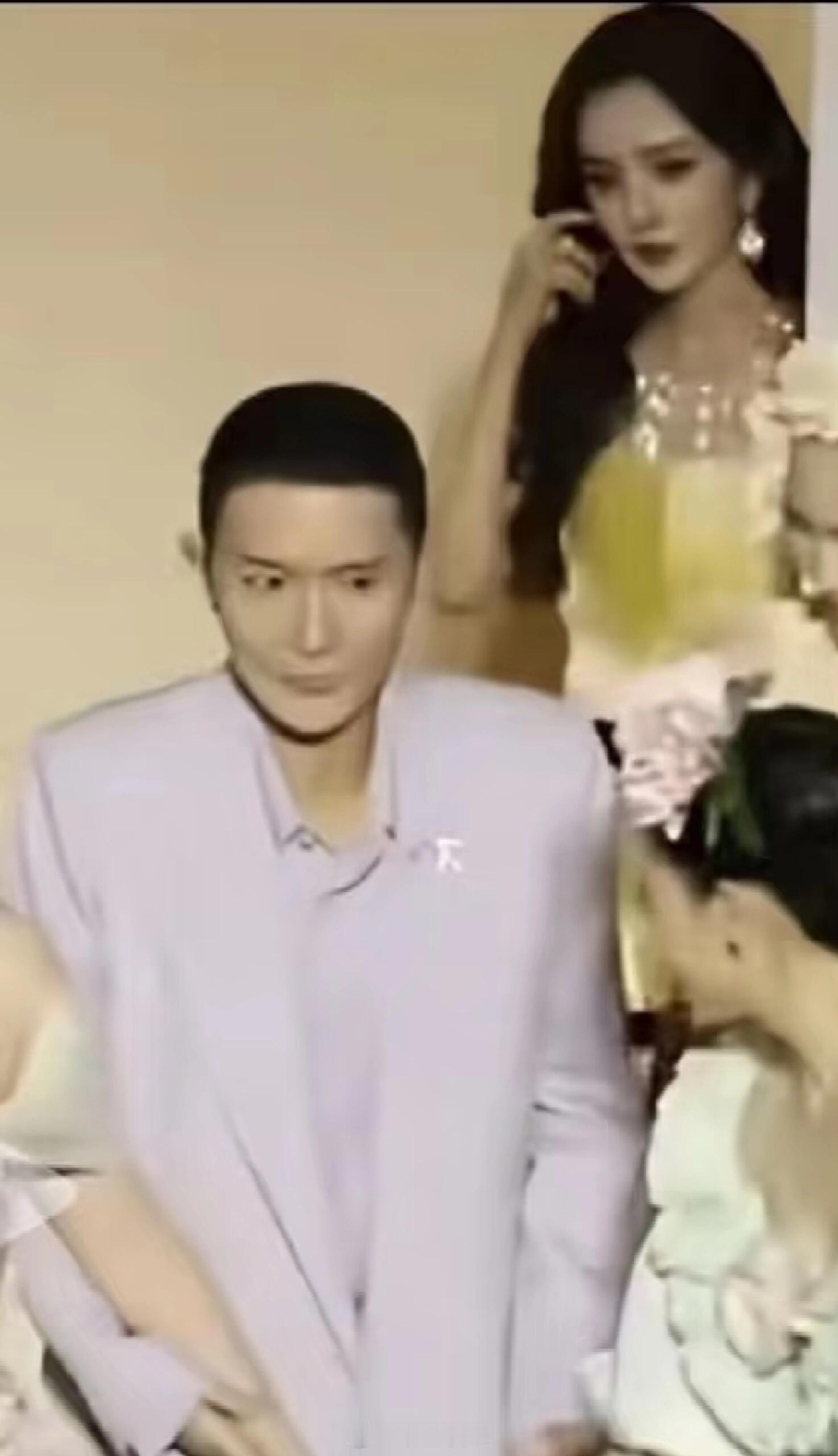 这眼神都意思是：你懂不懂事，杵c哈哈哈哈哈哈逗死刘冲估计内心想你能不能窜窜第二次