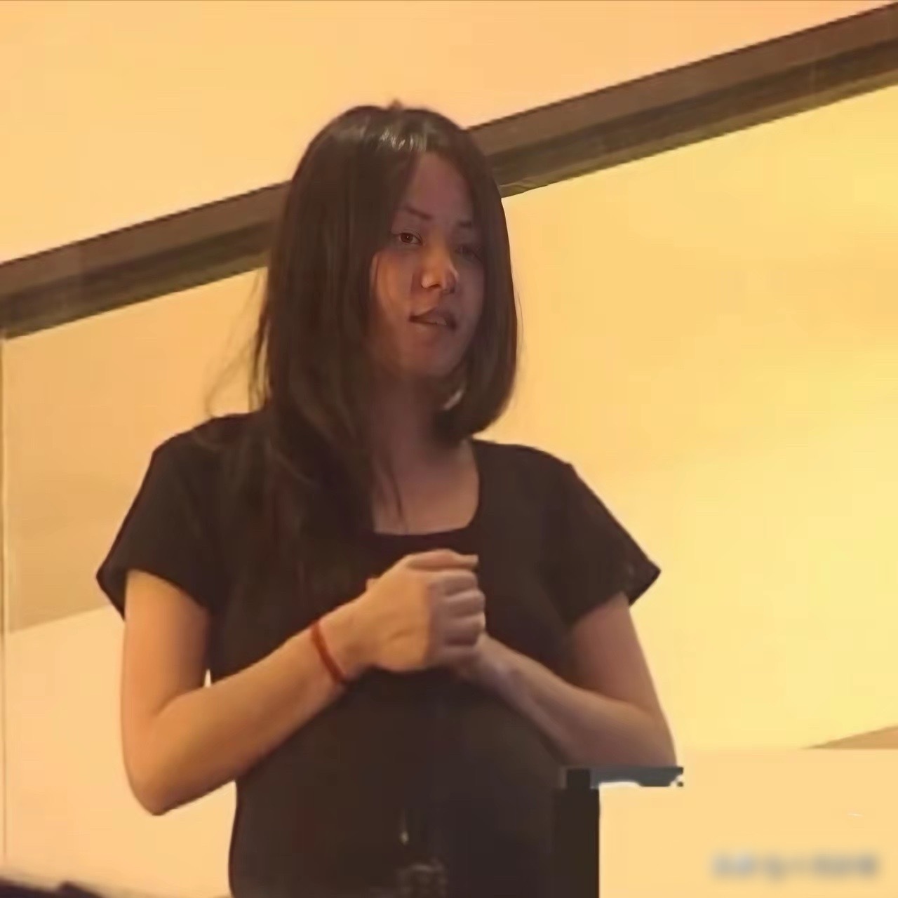 当年王菲怀着女儿李嫣，满脸幸福，圆润的王菲和窦靖童很像呢！