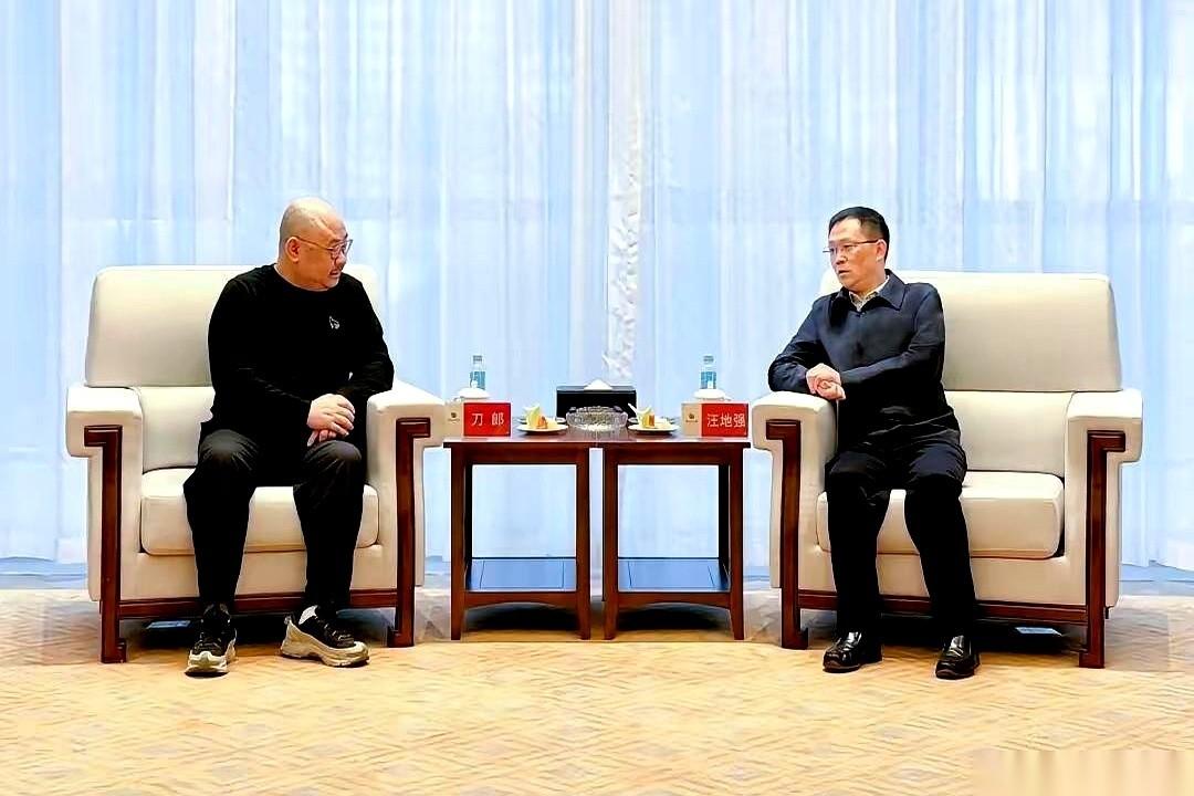 刀郎居然去酒厂了。就前两天，11月10号，还是那一身标志性的黑，往习酒集团那帮