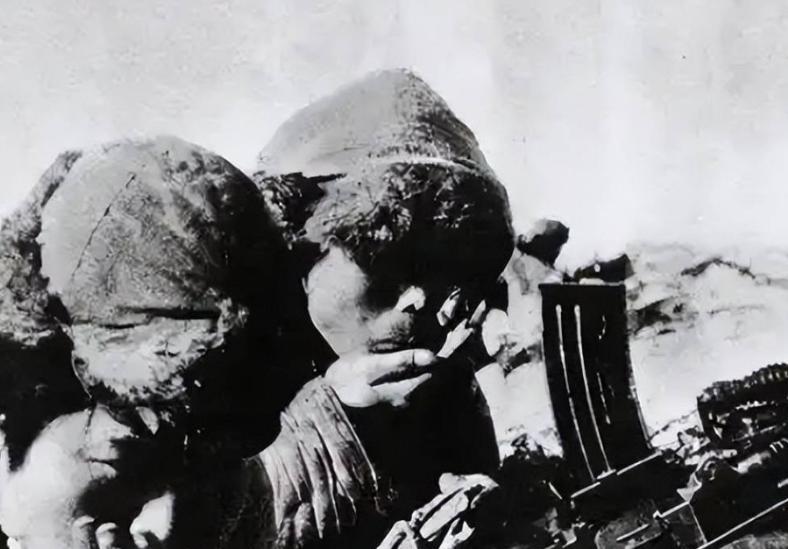 1950年，志愿军缴获了3000条毛毯，89师政委王直却下令全部剪碎，战士们不理