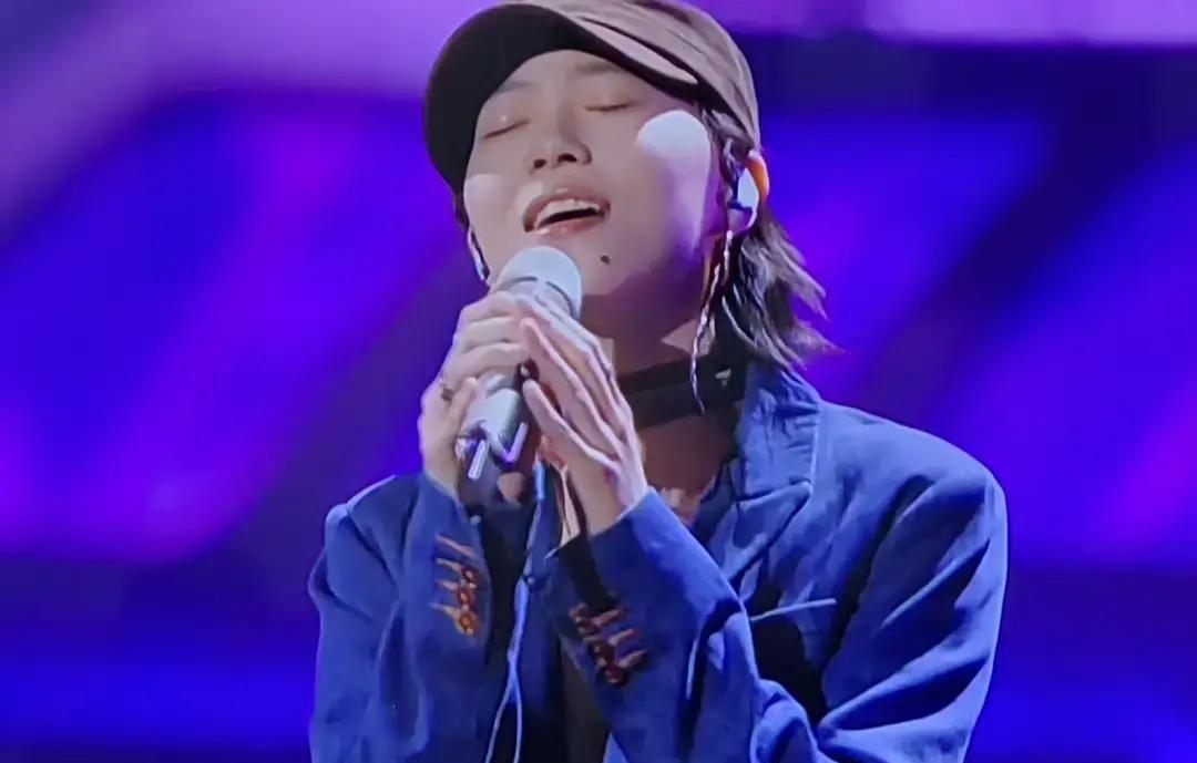 王菲。一张嘴就对了。观众席里有人低语。黑框眼镜压不住眼角上扬的弧度，那股