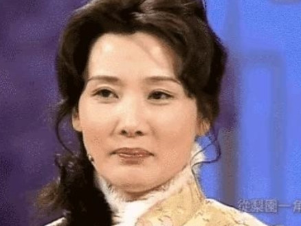 1983年，20岁的何赛飞去老师家吃饭，看到照片中老师的4个儿子，她心想：“自己