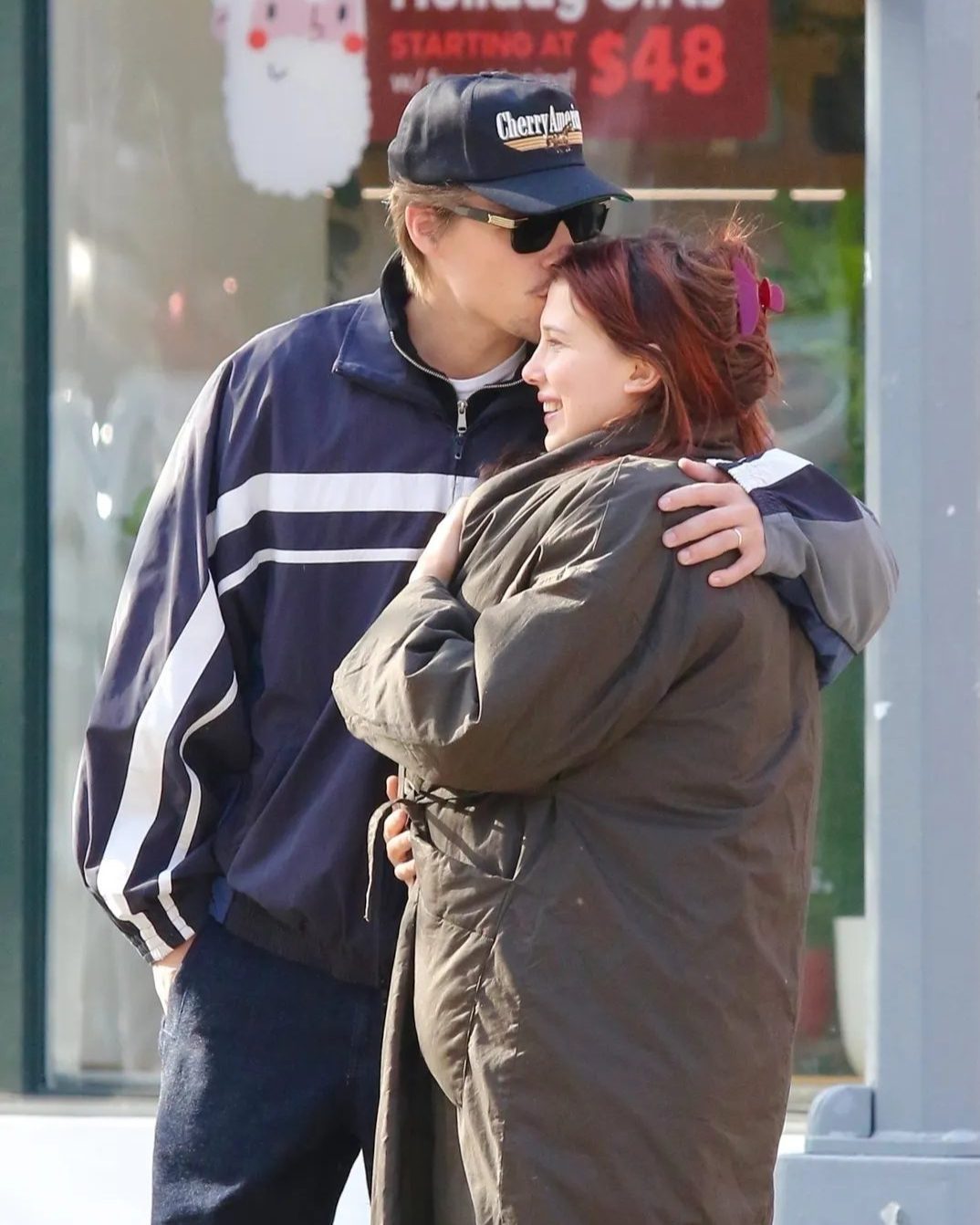 《怪奇物语》“小11”米莉·波比·布朗一家三口纽约新街拍，升级为新手妈妈的米莉用