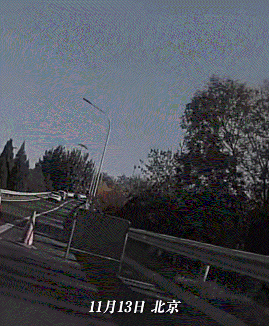 北京，一男子着急的骑着摩托车准备上高速，正在路口执法的交警见状后，立即举起警棍拦