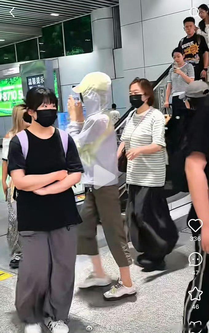 田曦薇伪装成代拍被王安宇发现田曦薇装代拍跟拍王安宇田曦薇伪装成代拍跟拍王安宇，