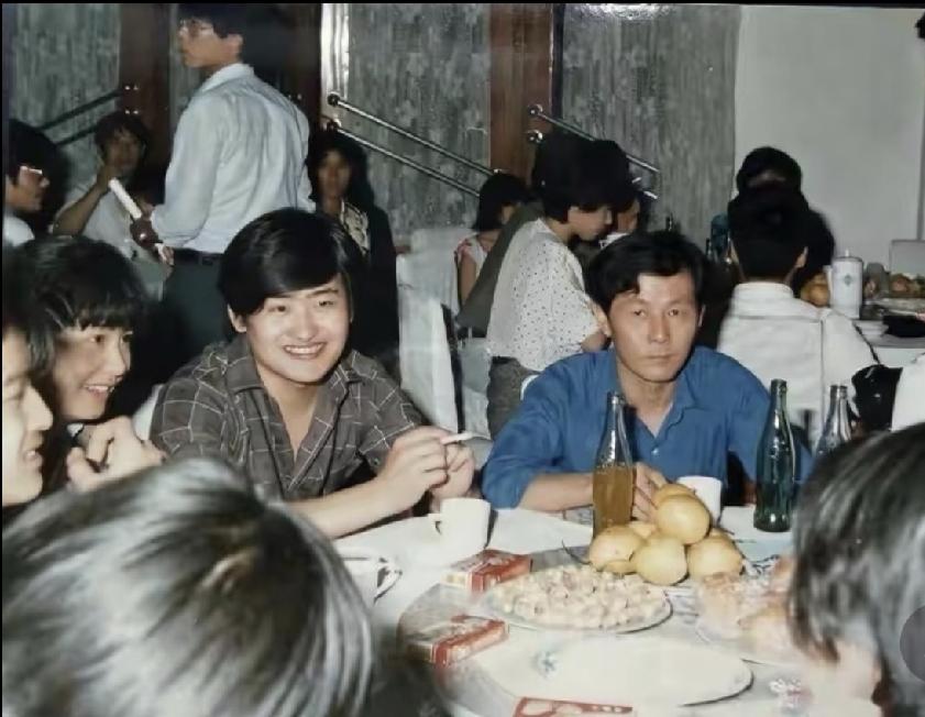 刘欢和游本昌聚餐时的一张旧照。那时已经成名的刘欢温润如玉不胖也不瘦，他和身边的