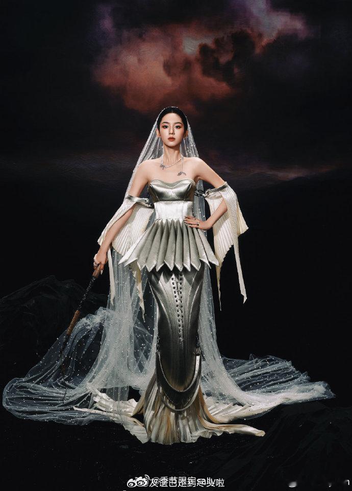 也子这裙子也是没招了，她个人条件没得说