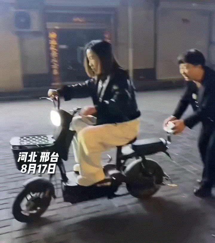 笑不活了！河北邢台，一女子的老公陪着女子练电动车，可在练习过程中，女子因操作不熟