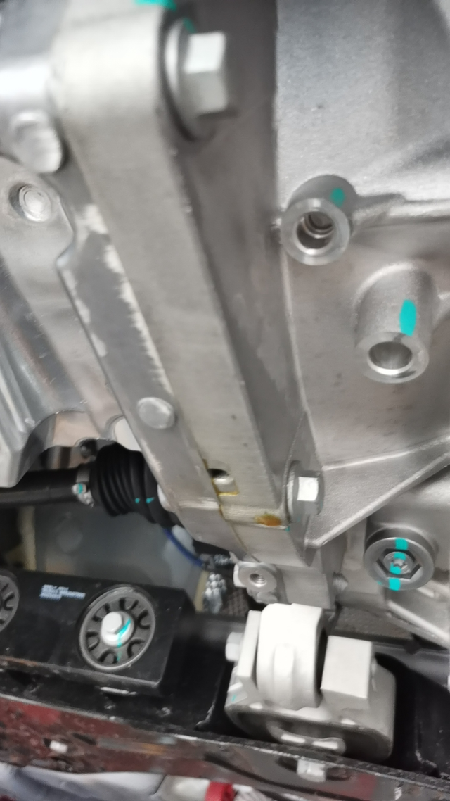 漏油啦这是怎么回事才提的车装发动机护板的时候发现的4儿子店说是装配油这到