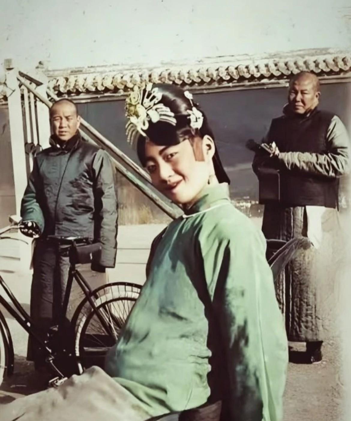 1923年，17岁的皇后婉容身着改良旗袍，和太监们在紫禁城骑车的一幕。溥仪后来在