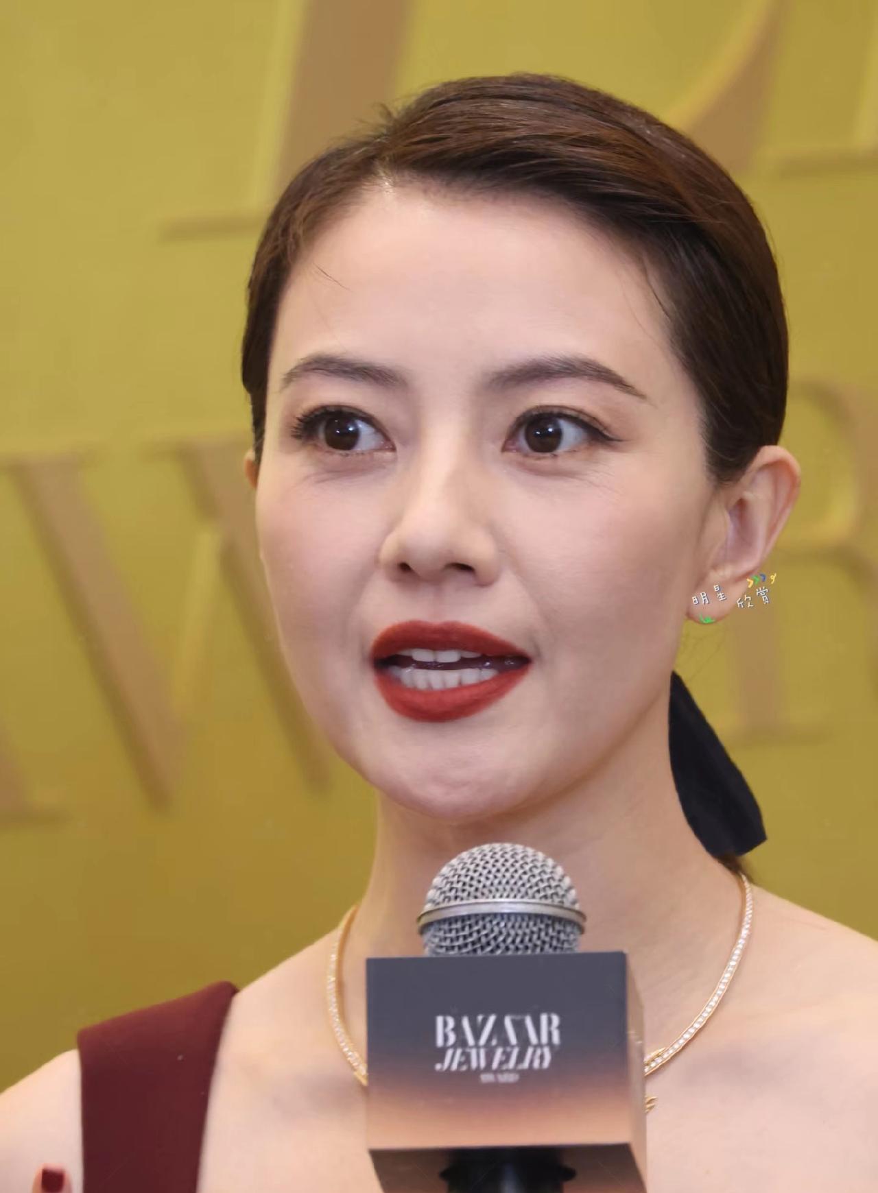 高圆圆时尚芭莎珠宝年度盛典返图。看到女神也到中年纹纹路路也出来了真的感叹啊岁