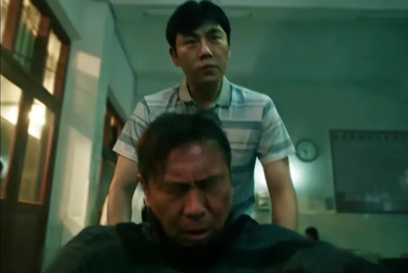 《扫毒风暴》卢少骅其实一直都在研究怎样制冰，当他和大哥的贸易公司出事，他被追着索