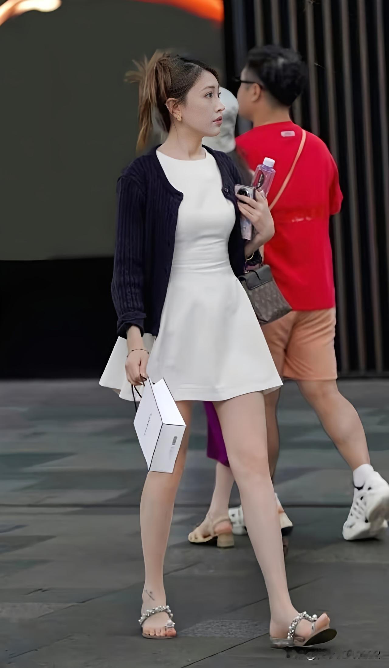 夏日穿搭指南：白色连衣裙+蓝色开衫，轻松出街