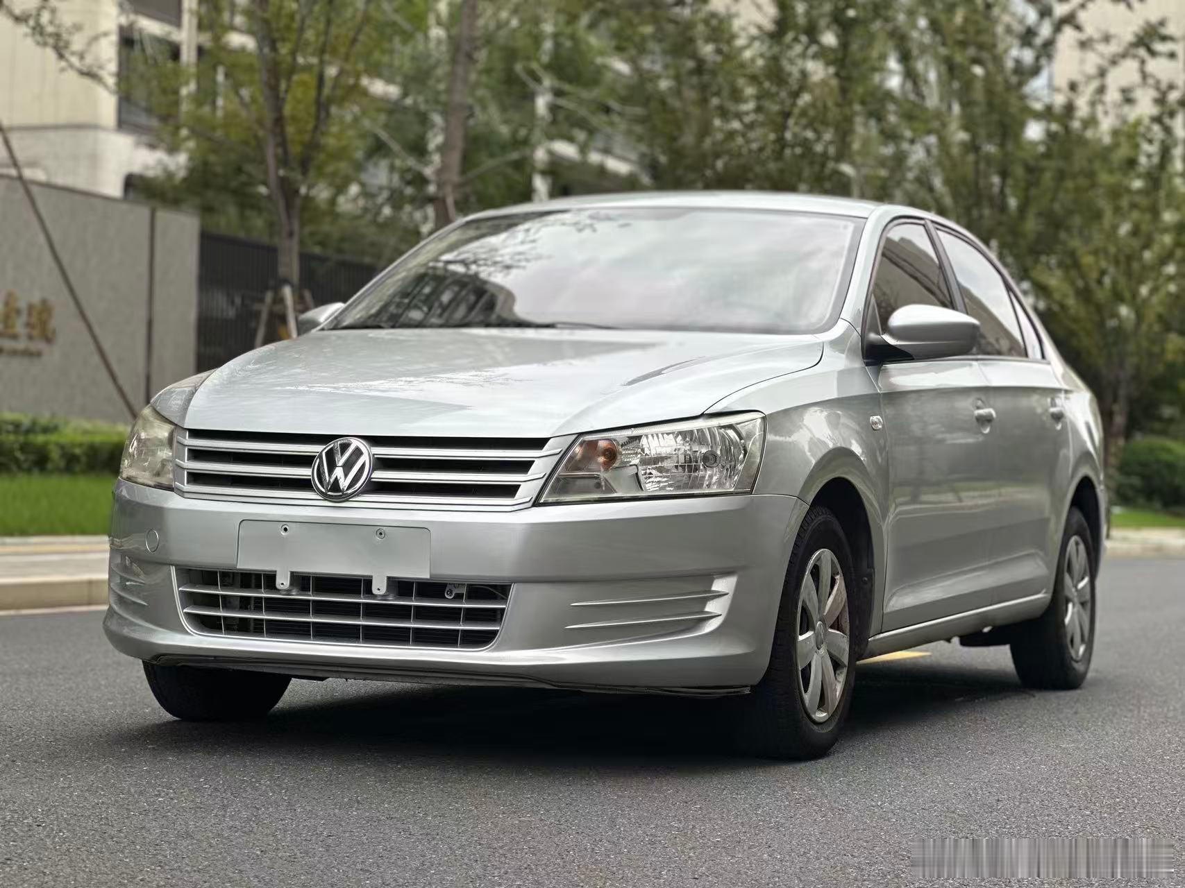 来了一台代步小车，14年大众桑塔纳，本地一手，1.6L，省油耐用，实表6万多公里