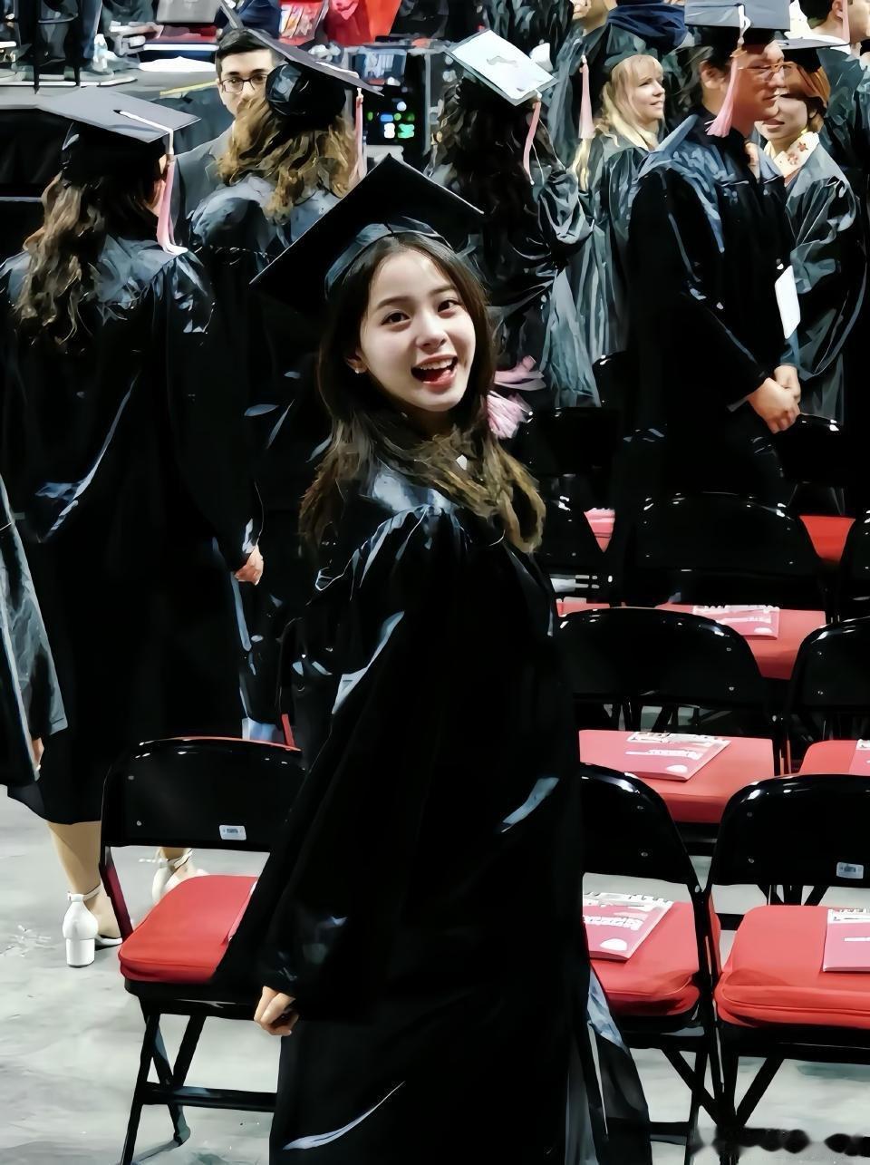 欧阳娜娜小说女主照进现实一头扎进音乐学院深耕专业，一面站在镜头前绽放光彩，在热爱