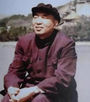 他冒死放走61名共产党人，深藏功绩隐姓埋名，14年后，一众开国元勋集体出动，全力