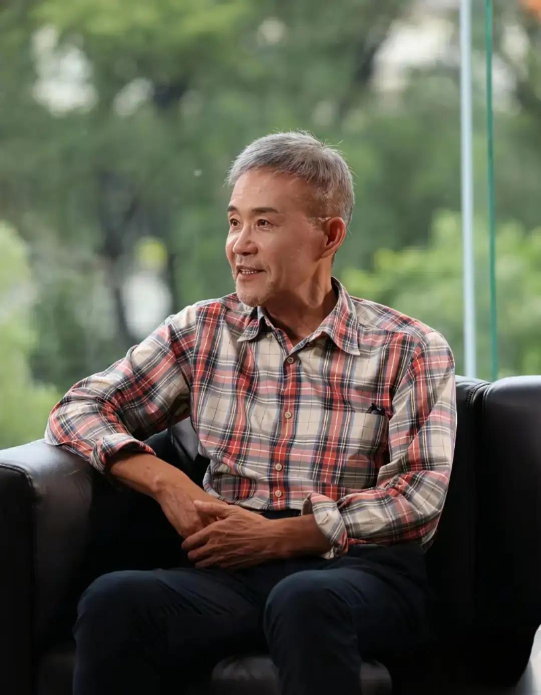 王石被田朴珺拿捏？张纪中73岁还能抱娃买菜，张艺谋72岁熬夜剪片，王石72