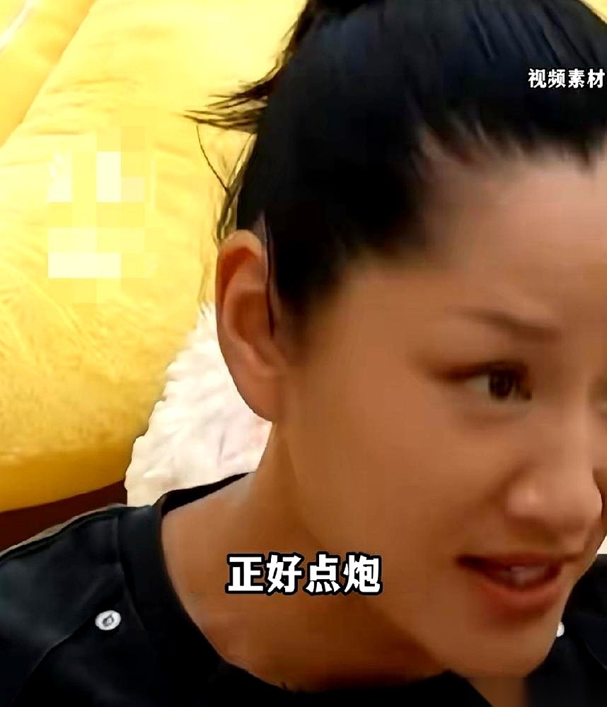 复合整整12年，死活不领那个红本本就算了，同居还得一人睡一间屋？最近，王菲和谢霆锋在西安机场被拍到的