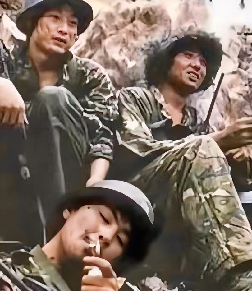 1984年，老山前线，3名年轻的战士刚刚胜利完成任务归来。他们头戴钢盔，身穿迷彩