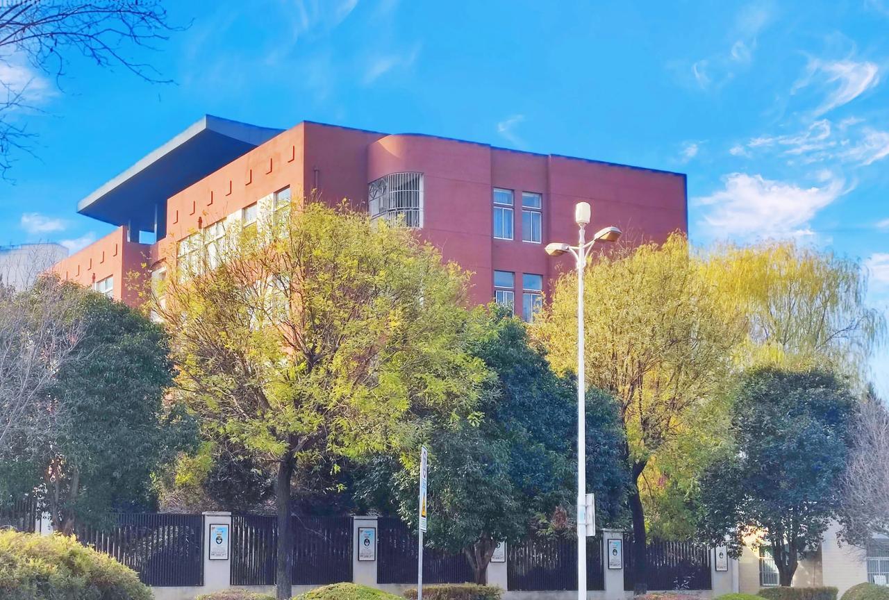 2000元的套路高中时，有个同学老是被校霸欺负，按在墙角“摩擦”。一天