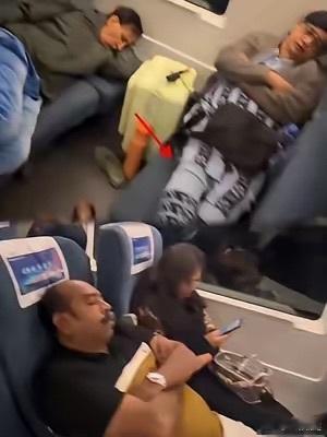 滚回自己的国家去！高铁上一群印度游客脱鞋占座，臭味熏得人没法忍，男子怒喊这句话，