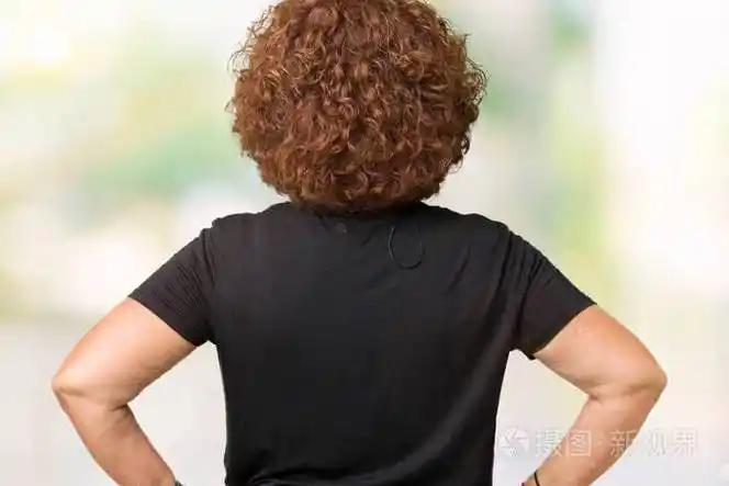 中学时有个女同学，那时只知道她没了爹娘，跟着舅舅一家生活。她容貌平平，寡言少语，