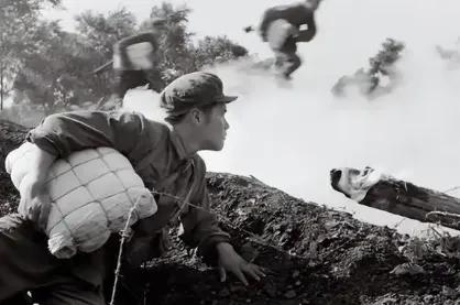 1941年，一个战士在炸日军碉堡时，把炸药包放错了位置，引爆后日军碉堡完好无损，