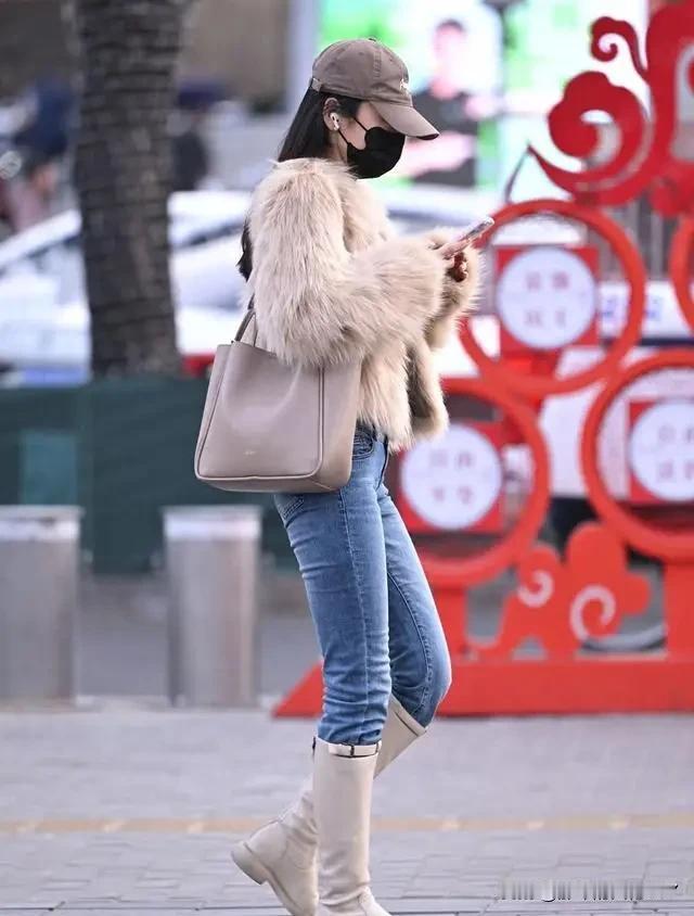 毛绒外套+牛仔裤+高筒靴的都市街头风，谁穿谁时髦！我之前总在穿搭上踩雷，比如靴筒