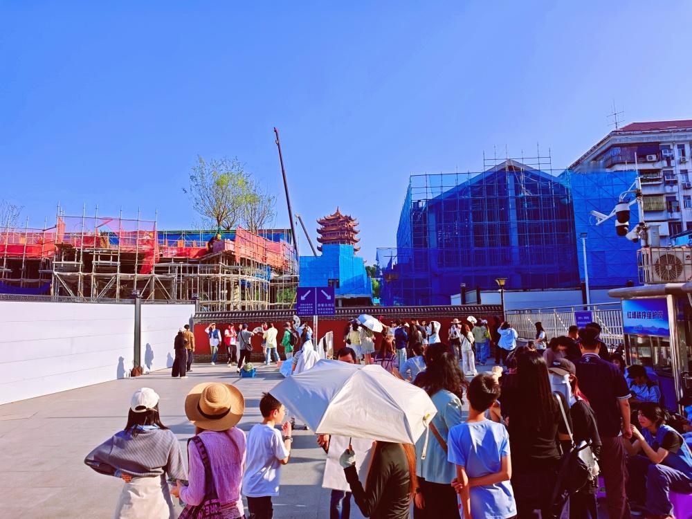 4月25日，黄鹤楼老红墙依旧人气火爆。旁边全新2.0版红墙建设已进入收尾阶段，整