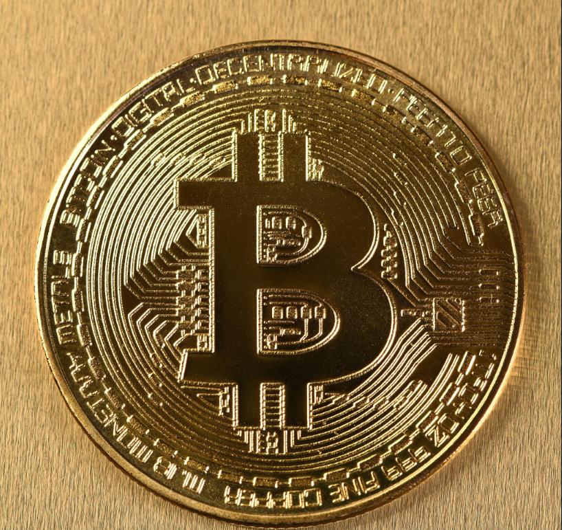 美国本想用比特币平美债，把比特币炒起来，兑换美金然后美联储用比特币还债，最后一招