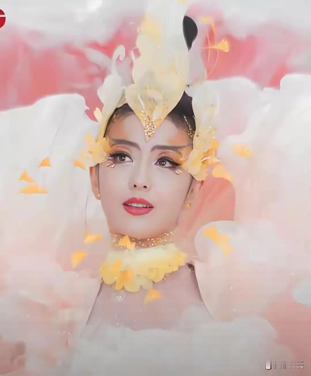 佟丽娅这次，真把牡丹仙子演活了！不是特效，是底气大过年的，咱河南卫视又放大招