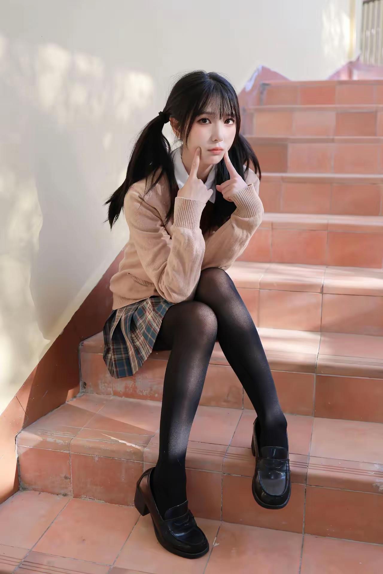 校园少女风，黑丝袜与格子裙的完美搭配，青春气息满满！💕📚