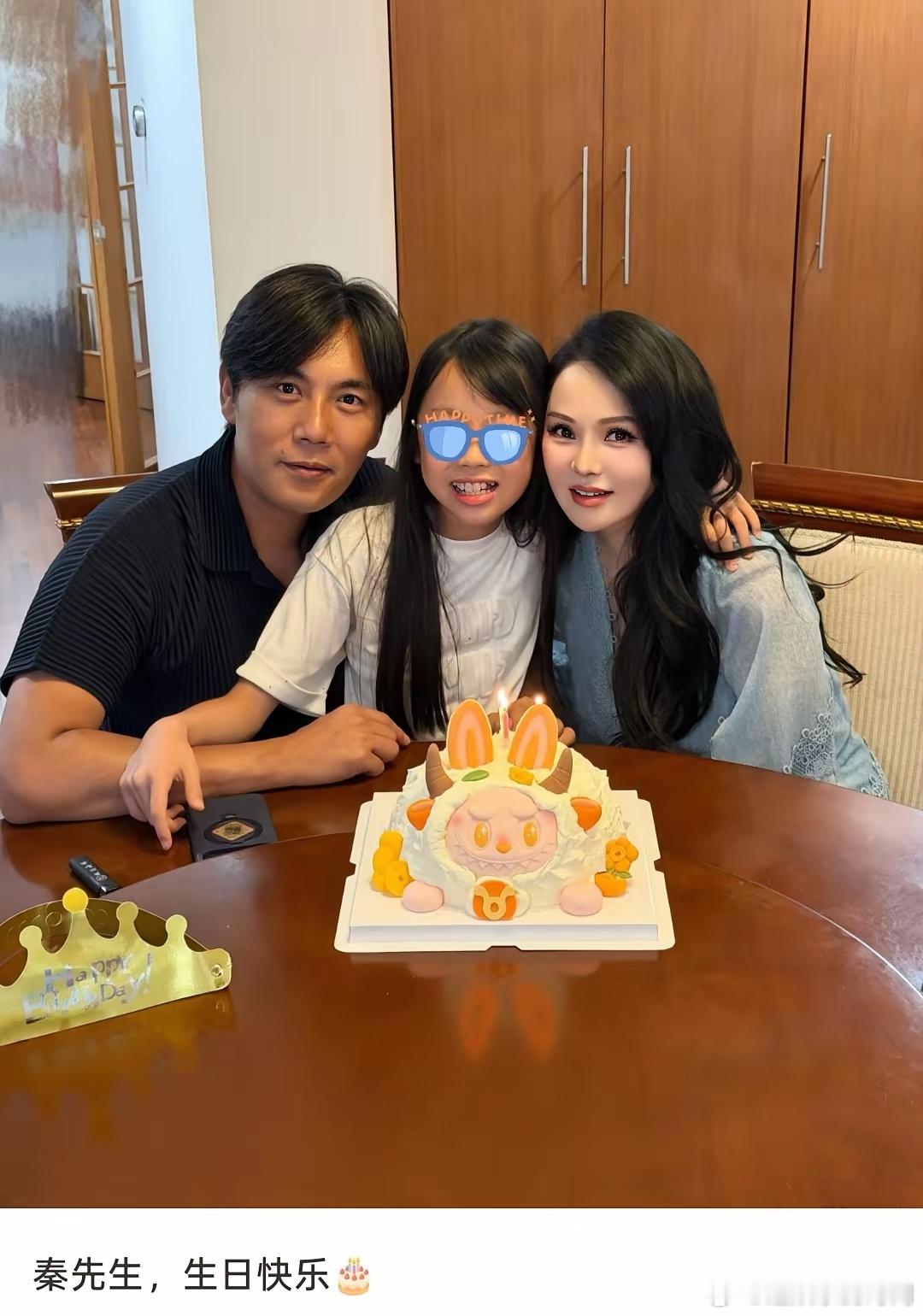 伊能静又又又发布了一篇长文，这次不是给儿子恩利澄清，而是为老公秦昊庆祝48岁生日
