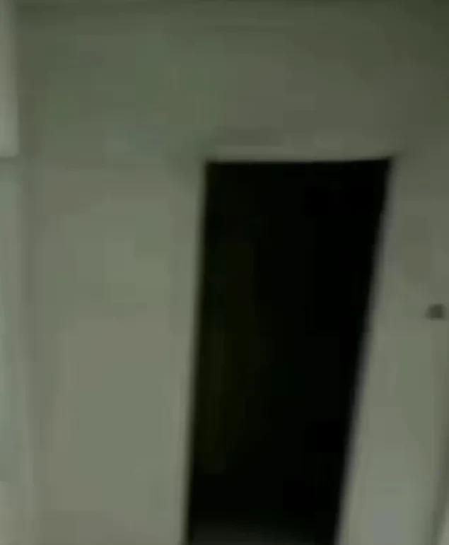 我现在不想回自己的家，也不敢在自己的家住。我特别想把那个房子快点卖了。因为我家对